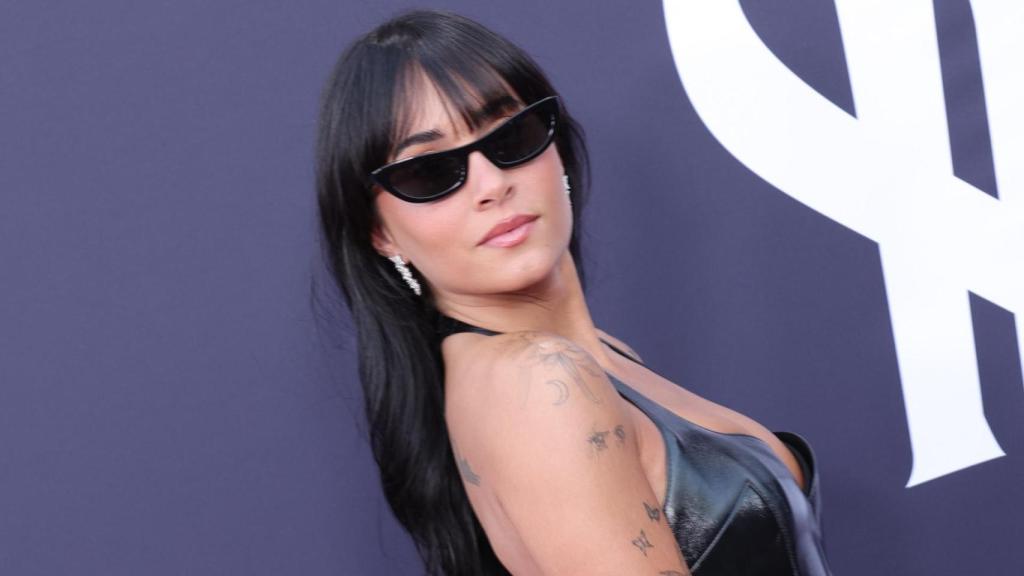 Aitana posando en el 'photocall' de Yves Saint Laurent.