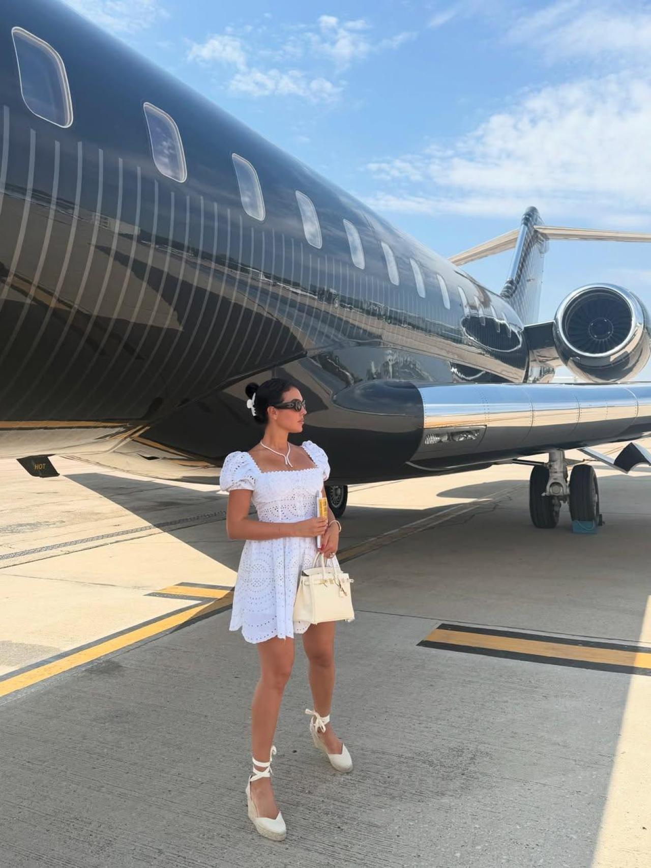 Georgina Rodríguez junto al avión de Cristiano.