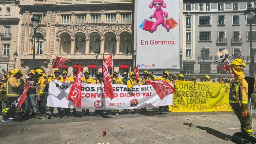 Los bomberos forestales de la Comunidad de Madrid durante la concentración del pasado 25 de abril.