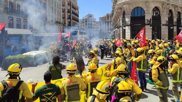 La huelga con un 90% de brigadas inoperativas y concentración de más de 250 bomberos forestales ante la Consejería de Medio Ambiente el pasado 25 de abril.