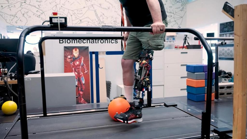 Paciente moviendo voluntariamente la pierna robótica del MIT