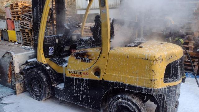 Declarado un incendio en una carretilla elevadora en Boiro.