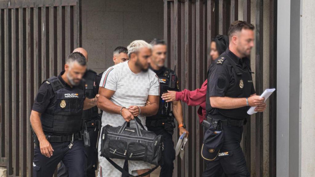 Uno de los detenidos pasa a disposición policial este viernes en Ribeira.