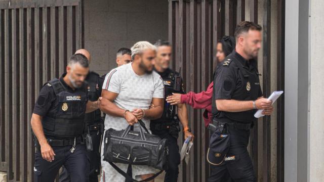 Uno de los detenidos pasa a disposición policial este viernes en Ribeira.