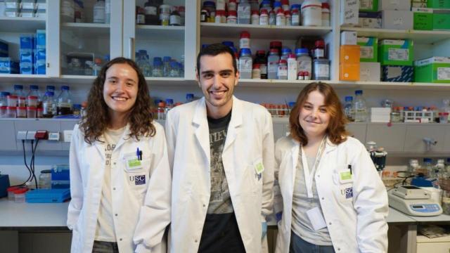 Los tres estudiantes de la USC que se incorporan al CiMUS.