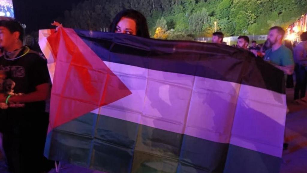 Laura, asistente al Resurrection Fest sosteniendo a modo de protesta la bandera de Palestina.