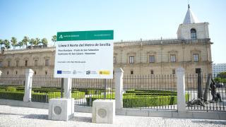 Cartel anunciador de las obras del subtramo III de la Línea 3 de metro de Sevilla junto al Parlamento de Andalucía.