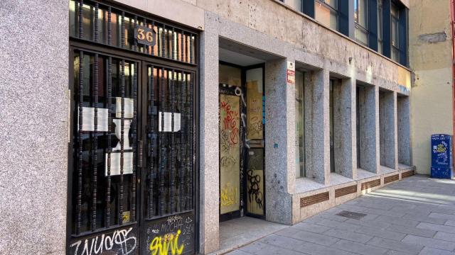 El ático está situado en la sexta planta del edificio de San Bernardo 36, cuyos bajos albergaba la Sauna Adán.