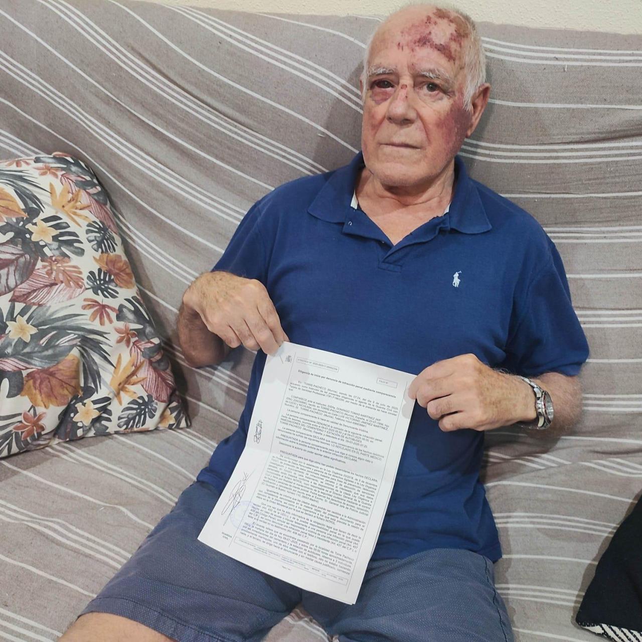 Domingo, este jueves, en el salón de su casa en Torre Pacheco, mostrando la denuncia que ha presentado por su agresión.