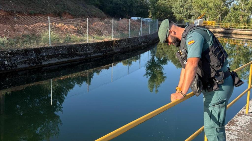 Un agente de la Guardia Civil en el lugar en el que ha sido localizado el cuerpo sin vida del hombre desaparecido en la provincia de León