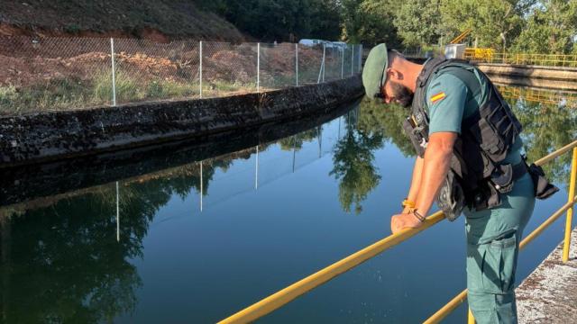 Un agente de la Guardia Civil en el lugar en el que ha sido localizado el cuerpo sin vida del hombre desaparecido en la provincia de León