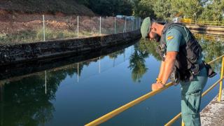 Un agente de la Guardia Civil en el lugar en el que ha sido localizado el cuerpo sin vida del hombre desaparecido en la provincia de León