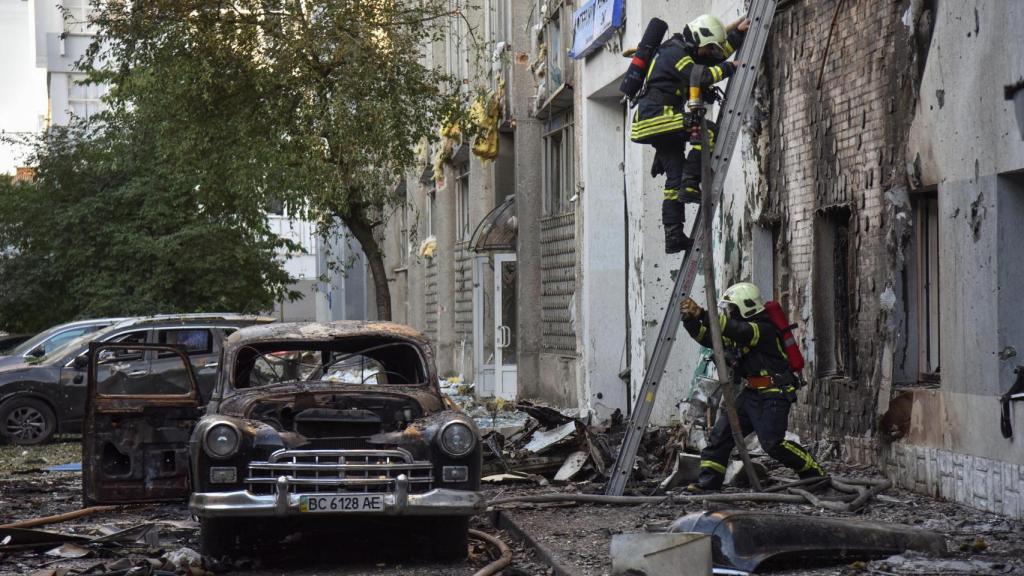 Los bomberos trabajan en el lugar de los edificios dañados durante los ataques con drones y misiles rusos, en medio del ataque de Rusia a Ucrania , en Lviv, Ucrania , el 12 de julio de 2025.