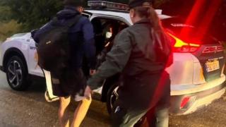 Un joven siendo evacuado por la Guardia Civil tras las fuertes tormentas en Las Merindades (Burgos)