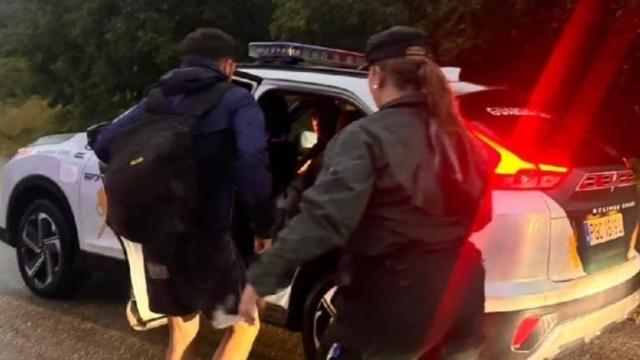 Un joven siendo evacuado por la Guardia Civil tras las fuertes tormentas en Las Merindades (Burgos)