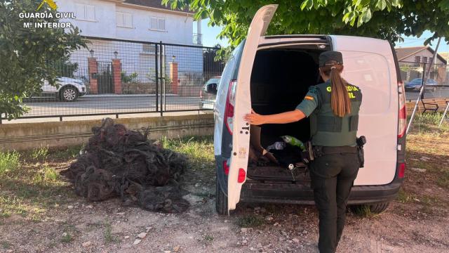 Imagen de la furgoneta en la que viajaban los detenidos.