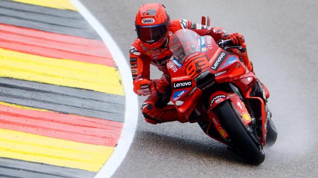 Marc Márquez traza un viraje bajo la lluvia, en el circuito alemán de Sachsenring.