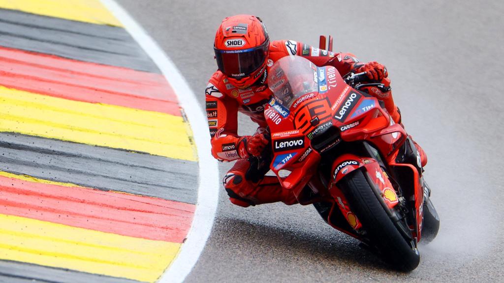 Marc Márquez traza un viraje bajo la lluvia, en el circuito alemán de Sachsenring.