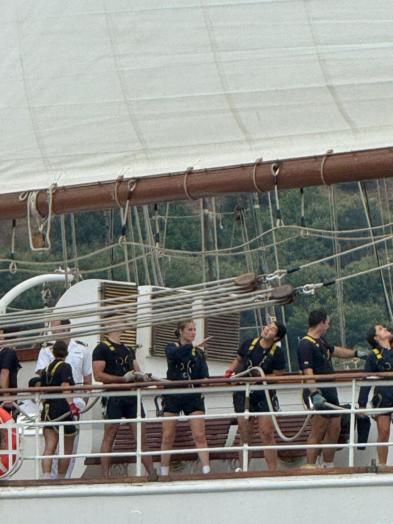 La princesa de Asturias, maniobrando con sus compañeros en su salida desde Ferrol hacia Marín.
