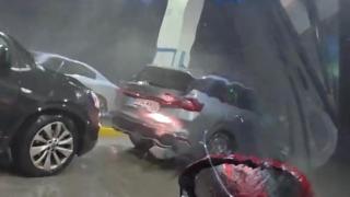 Daniel aparcado en una gasolinera