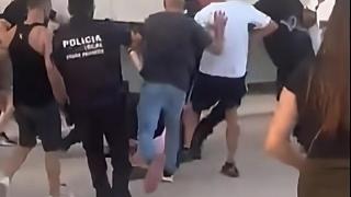 Agentes de la Policía Local de Torre Pacheco intervienen durante los altercados.