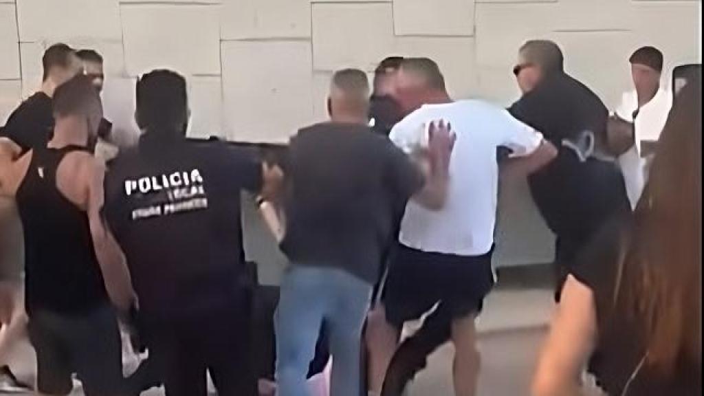 Agentes de la Policía Local de Torre Pacheco intervienen durante los altercados.