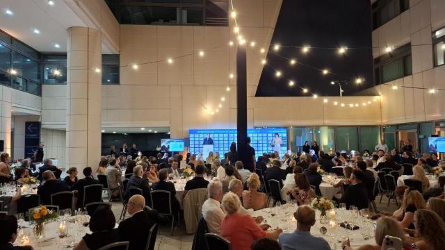 Aega-Cat premia a los gallegos Amancio Prada, Aspas, María Rey, Botas y al Parlamento