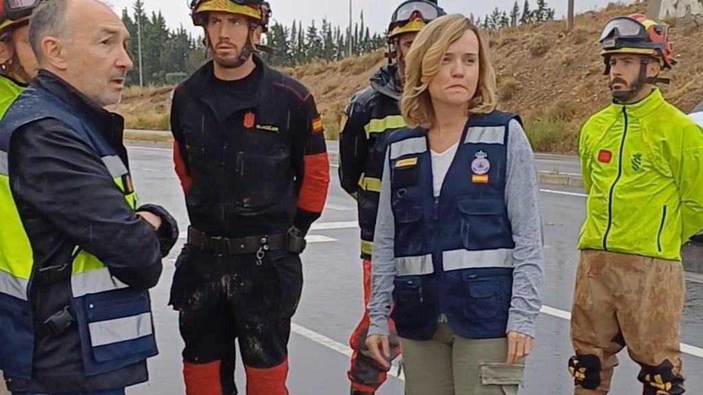 La ministra portavoz del Gobierno, Pilar Alegría, y el delegado del Gobierno en la visita realizada esta mañana a los trabajos de la UME.