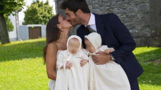 Marta Pombo y su marido, en el bautizo de sus mellizas, Candela y María.