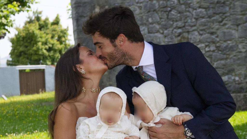 Marta Pombo y su marido, en el bautizo de sus mellizas, Candela y María.