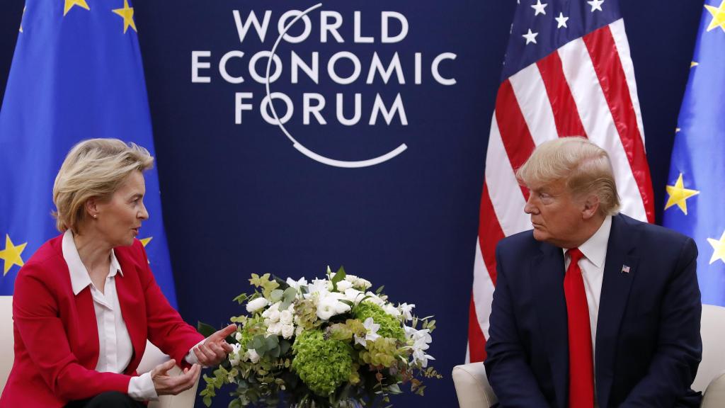 Ursula von der Leyen y Donald Trump, durante su reunión en el foro de Davos en enero de 2020