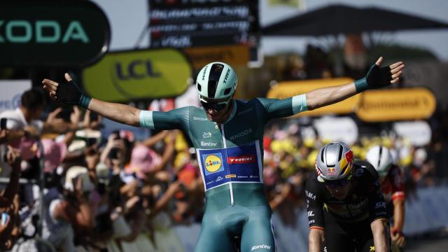 Jonathan Milan celebra su victoria en el Tour de Francia.