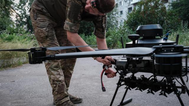Un ingeniero de drones ucraniano pone a punto el Vampiro para una misión en el frente de combate