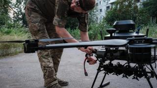 Un ingeniero de drones ucraniano pone a punto el Vampiro para una misión en el frente de combate