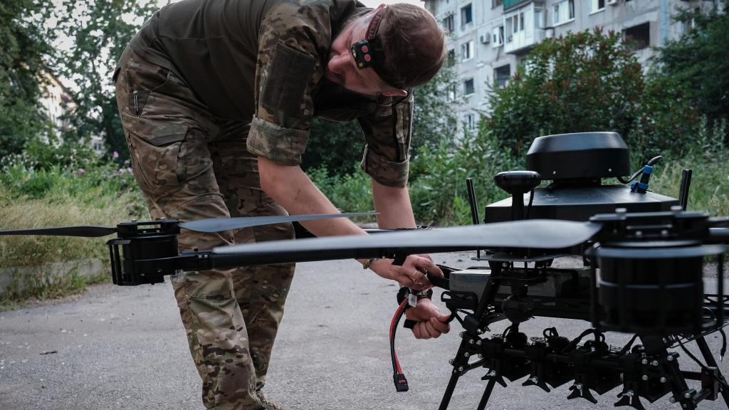 Un ingeniero de drones ucraniano pone a punto el Vampiro para una misión en el frente de combate