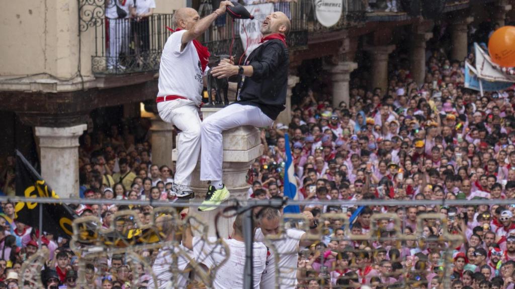 La puesta del pañuelo al Torico en las Fiestas de Teruel 2025