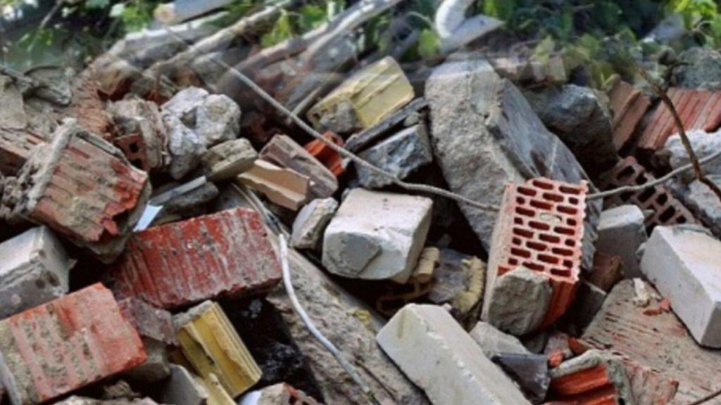 Una imagen de la recogida de unos escombros