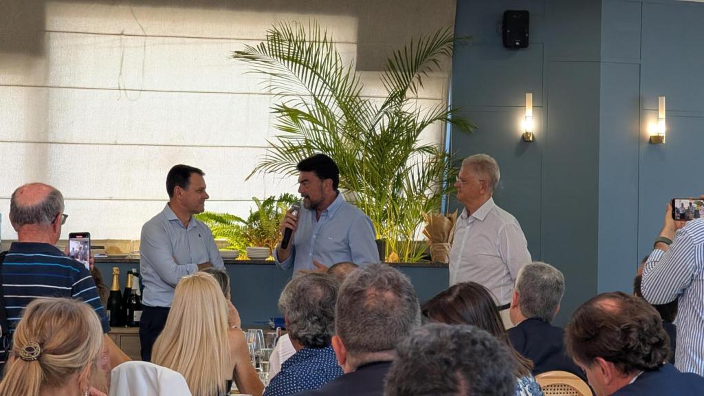 El alcalde de Alicante, con el coronel José Hernández Mosquera (izquierda)