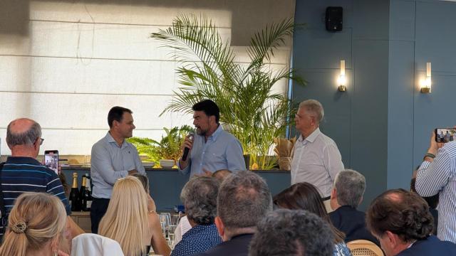 El alcalde de Alicante, con el coronel José Hernández Mosquera (izquierda)