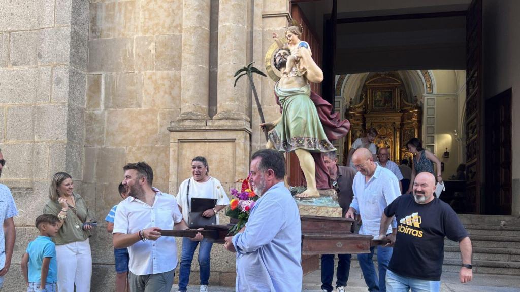 La procesión por las calles del municipio