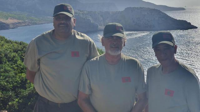 Los dirigentes del Comité para la Liberación de Ceuta y Melilla este sábado a los pies de Ceuta, en una operación para asaltar el islote de Perejil.