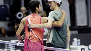 Carlos Alcaraz y Jannik Sinner se saludan.
