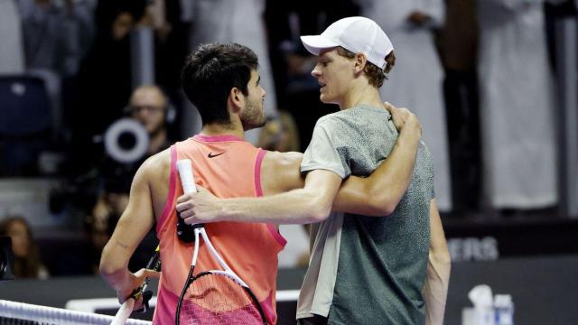 Carlos Alcaraz y Jannik Sinner se saludan.