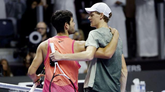 Carlos Alcaraz y Jannik Sinner se saludan.