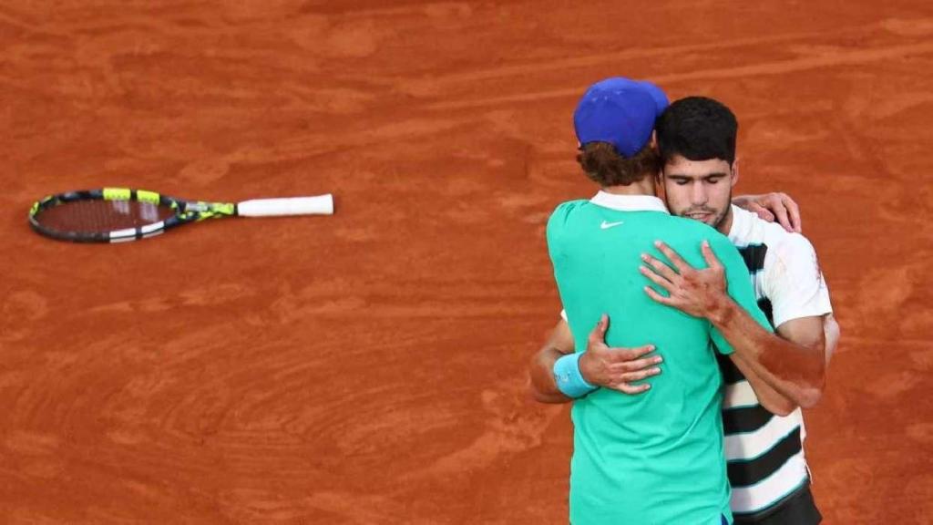 Carlos Alcaraz y Jannik Sinner se abrazan tras la final de Roland Garros 2025.