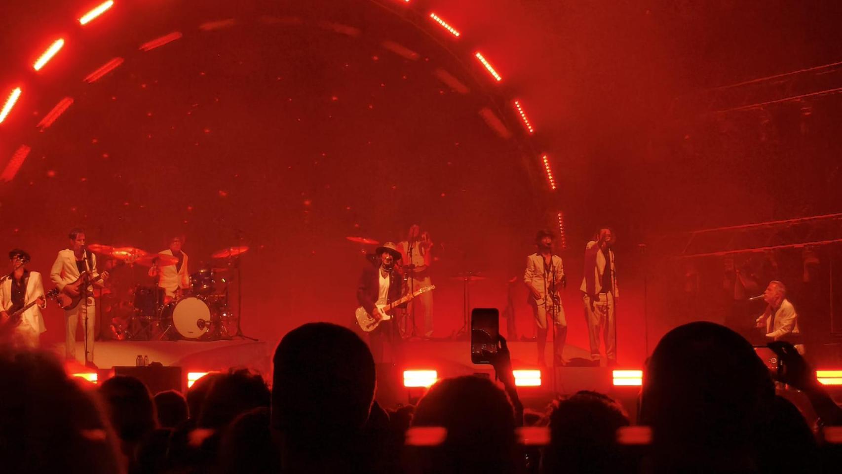 Leiva durante la interpretación de 'La lluvia en los zapatos'