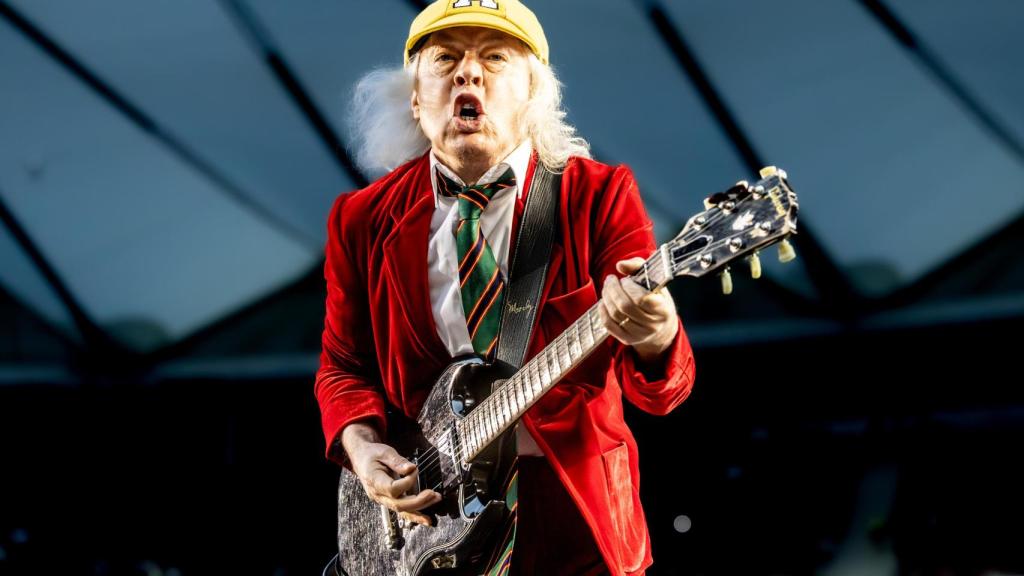 El guitarrista de la banda AC/DC, Angus Young, durante el concierto de la banda en el Metropolitano. Foto: Ricardo Rubio / Europa Press