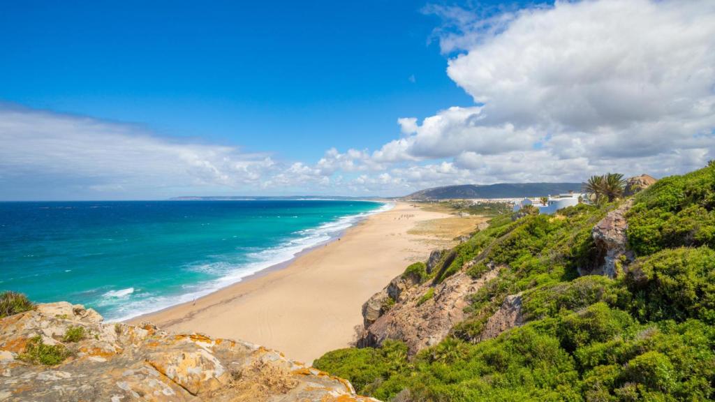 Vistas a la playa de Atlanterra desde lo alto.