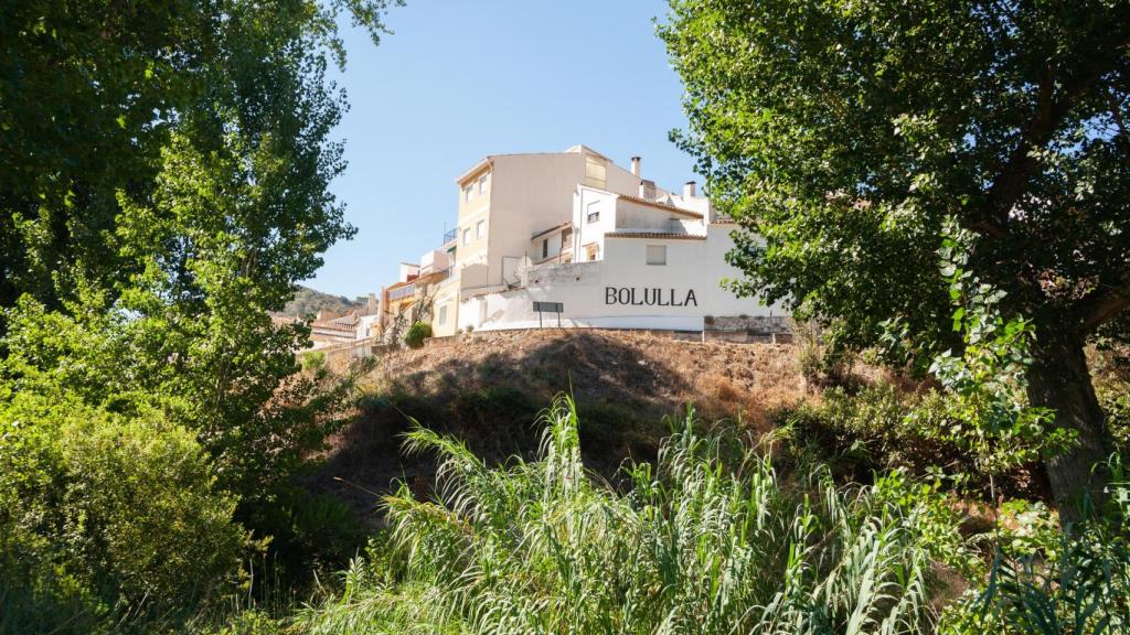 El pueblecito de Bolulla (Alicante) visto desde la carretera de Guadalest.