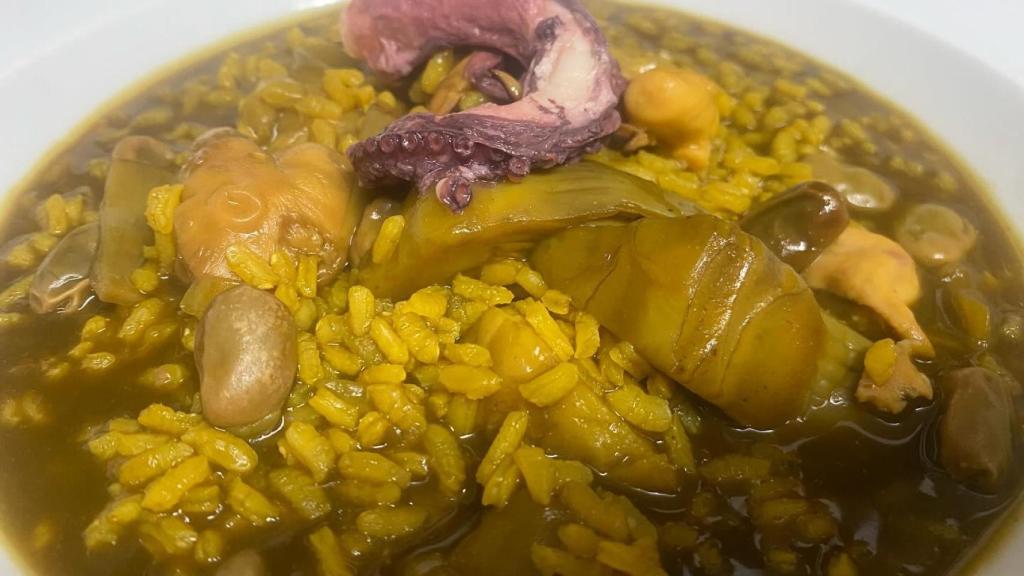 Un plato de arroz meloso de pulpo.